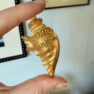 Vintage Signed BSK Jewelry Gold Tone Sea Shell Brooch 80’s Conch Pin Large